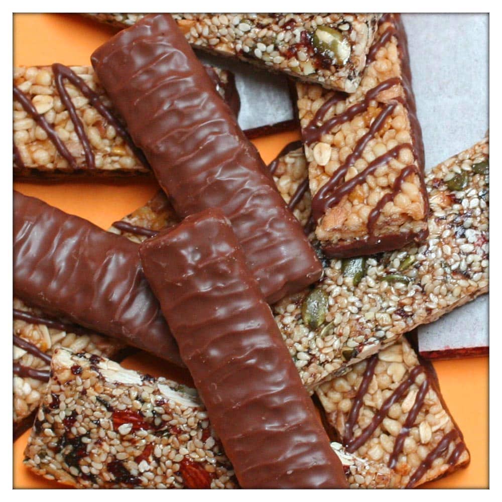 Mehrere Müsliriegel mit Schokolade überzogen.