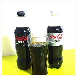 Eine PET-Flasche Coca-Cola light und eine PET-Flasche Coca-Cola zero.